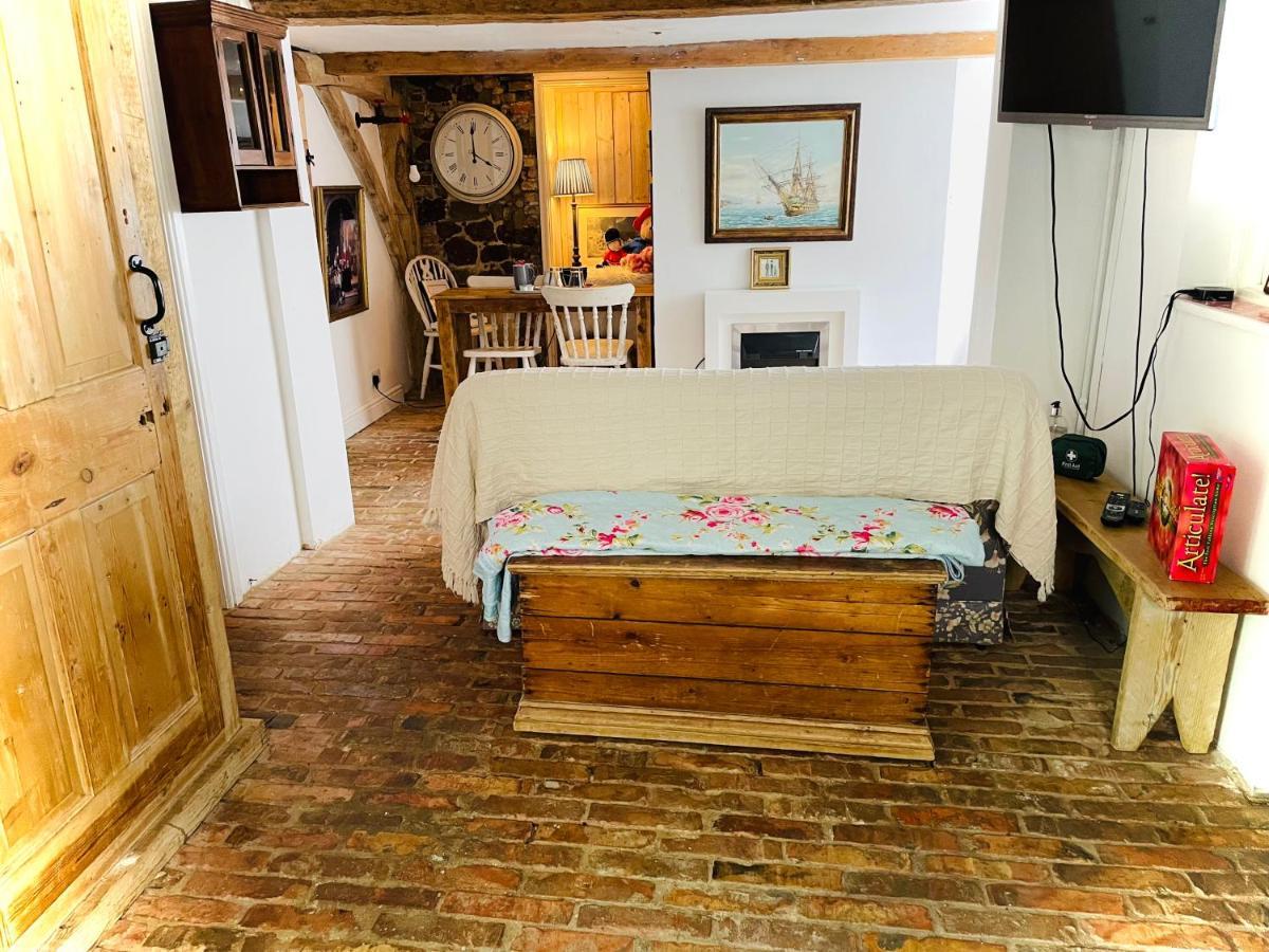 The Beehive, Ground Floor Apartment In Norfolk, No Shared Amenities Downham Market Exterior foto